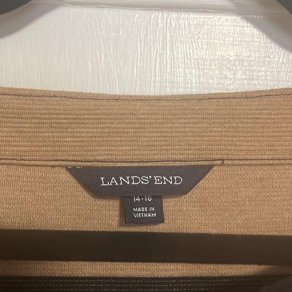 Classy top with v collar. - Picture 2 of 3